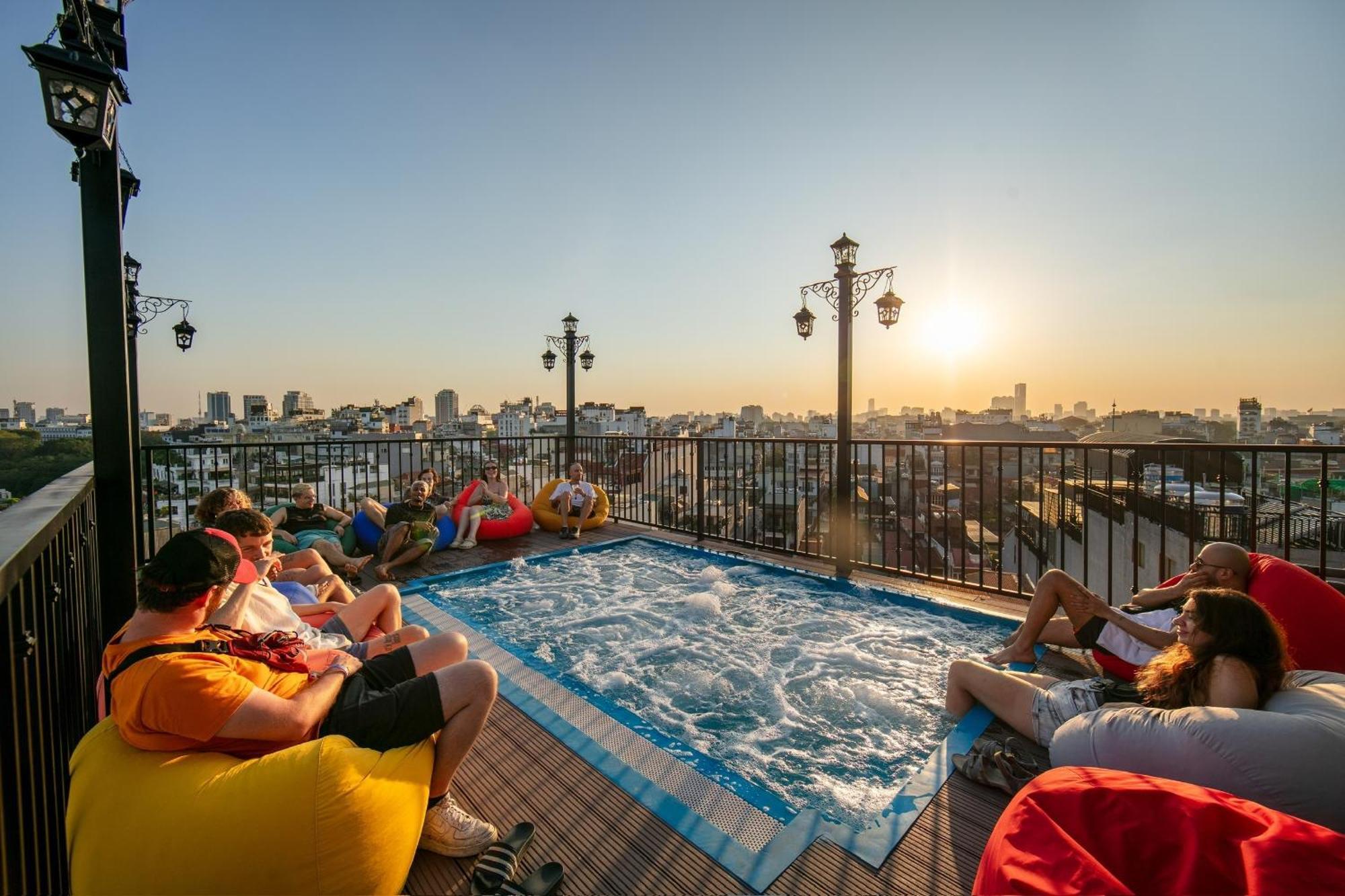 Lakeview Backpackers Hostel & Rooftop Bar Hanoi Eksteriør billede
