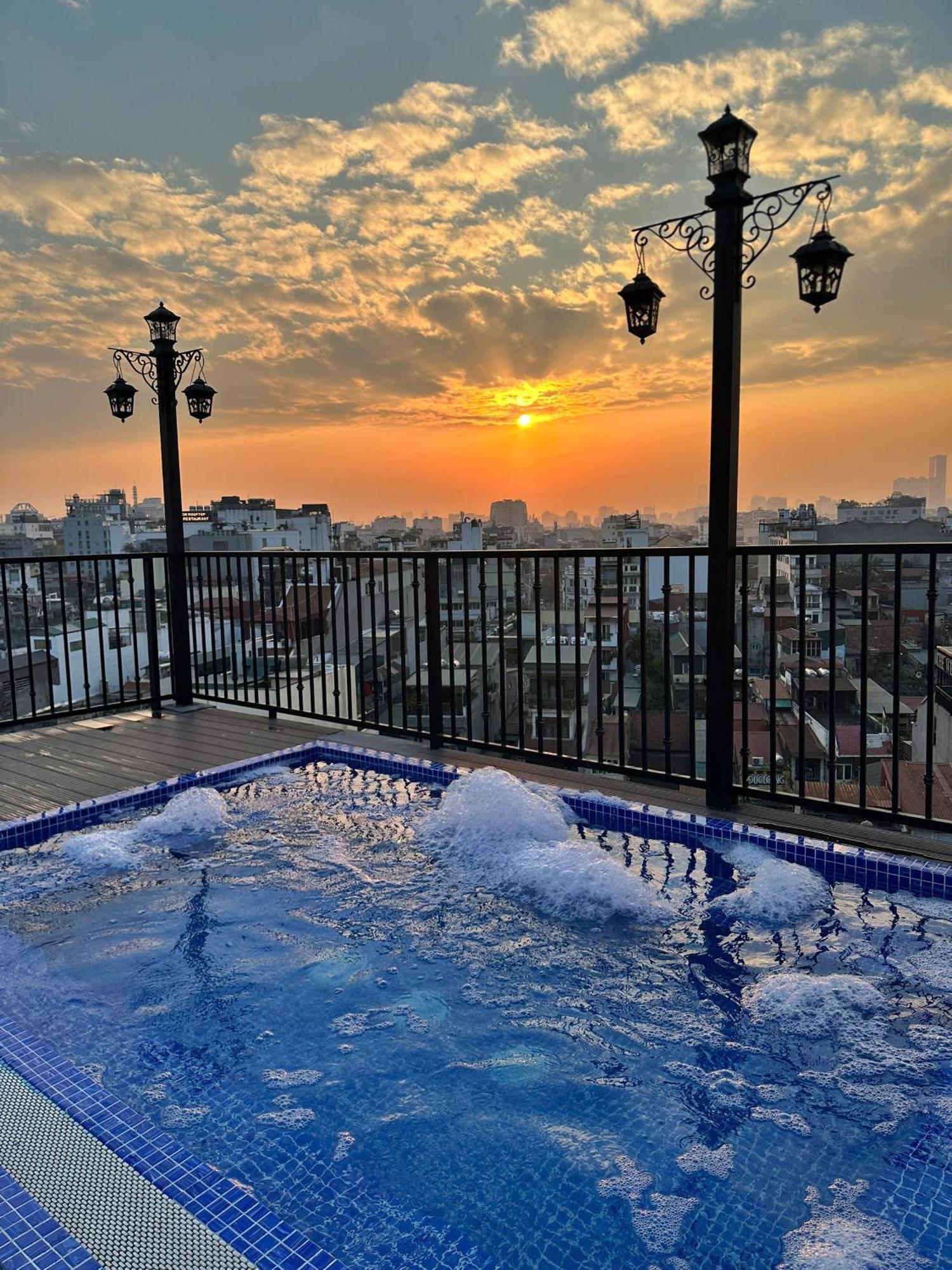 Lakeview Backpackers Hostel & Rooftop Bar Hanoi Eksteriør billede
